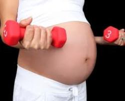 Recently, a woman in Los Angeles has received criticism for doing Crossfit training while pregnant. Should pregnant women be weightlifting?